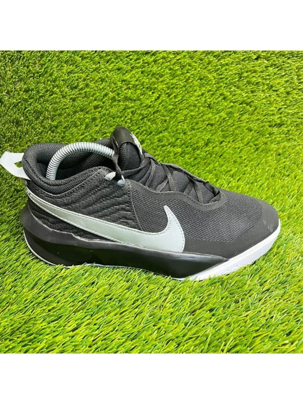 Nike Team Hustle D 10 Boys Size 6.5Y Black Running Basketball Shoes Sneakers